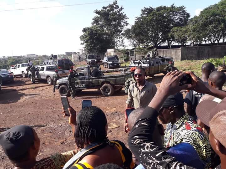 Cimetière De Bambeto Le Colonel Mamady Doumbouya Se Recueille Sur Les Tombes Des Victimes Du 