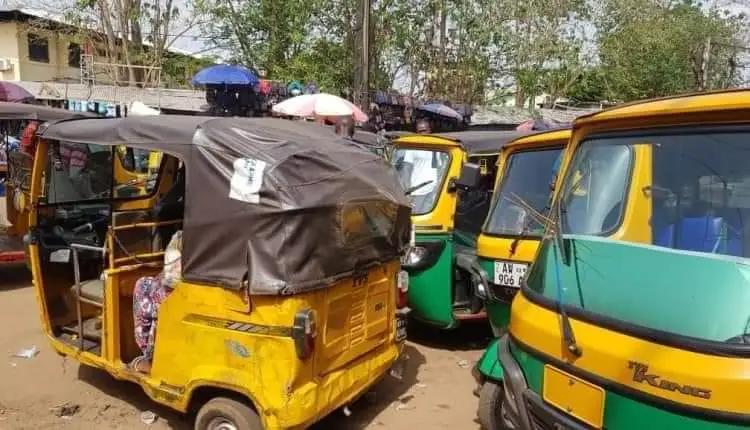 Guinée : le gouvernement interdit l’importation des motos tricycles…