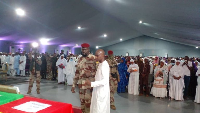 Palais du peuple : Général Mamadi Doumbouya préside la cérémonie funéraire des victimes de l&rsquo;explosion du dépôt de Kaloum