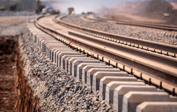 Rio Tinto Simfer achève avec succès la construction d’infrastructures clés de son embranchement ferroviaire