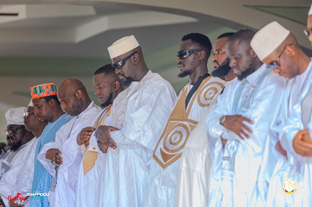 Fête de Tabaski 2025 : Mamadi Doumbouya a pris part à la prière collective à la grande mosquée de Kankan