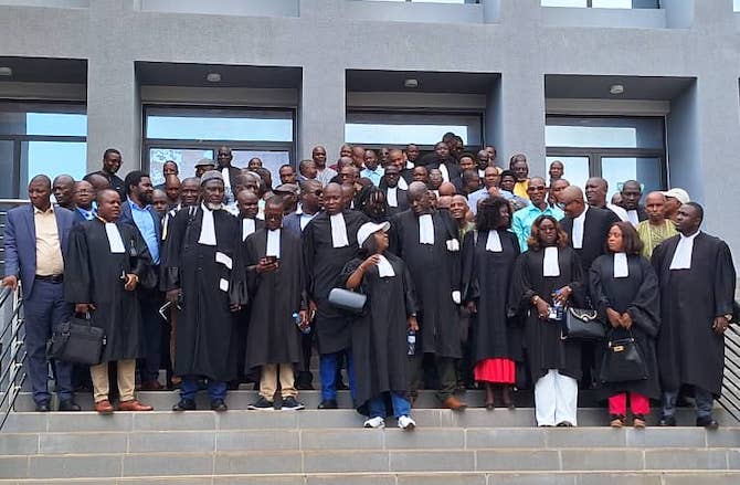 Guinée : le Barreau annonce la suspension de sa grève…