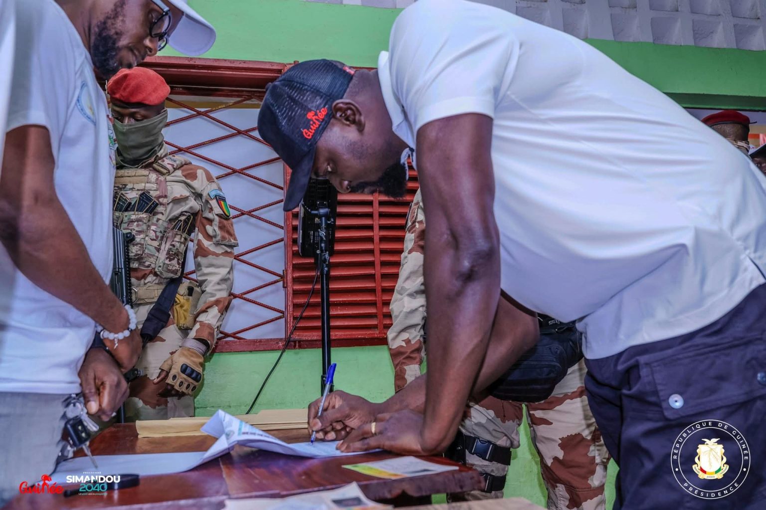 Référendum 2025 : Le Général Doumbouya accomplit son devoir civique entouré de ses proches