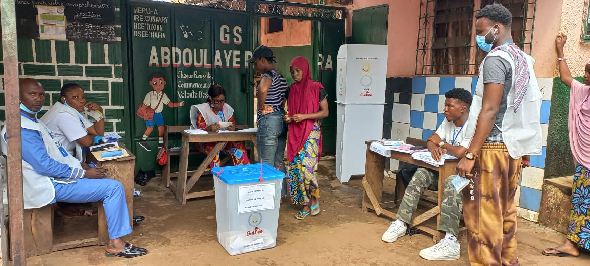 Vote référendaire : les citoyens se pressent pour accomplir leur devoir civique