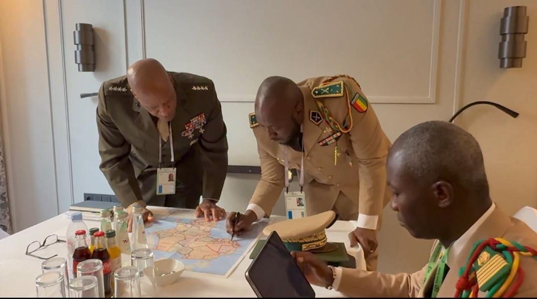 Arrêt sur images: quand le Général Amara Camara donne des cours de stratégie militaire sous le regard du Général américain Michael Langley