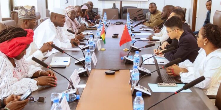 Coopération : la Chine accorde un appui financier de 100 millions de dollars à la Guinée