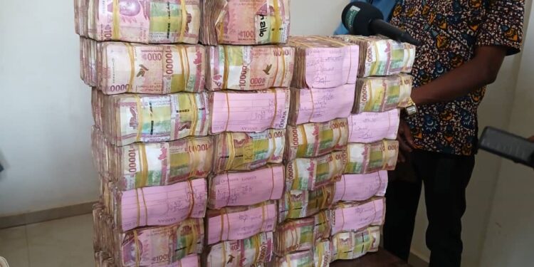 Guinée : le gouvernement rejette l’idée d’une crise de liquidité…