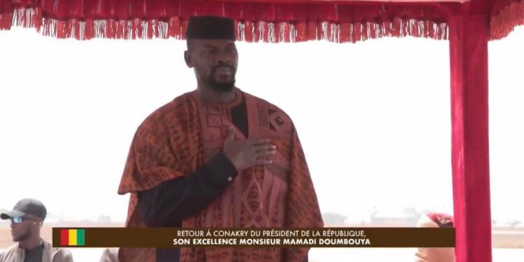 Conakry : Mamadi Doumbouya regagne la Guinée après son séjour à l’étranger