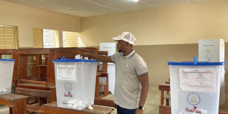 Faible affluence dans les bureaux de vote : la fête de Tabaski évoquée parmi les raisons explique un électeur …