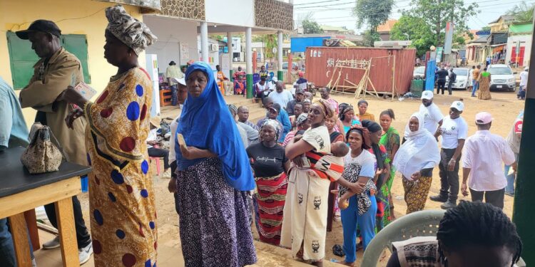 Faible affluence dans les bureaux de vote : la fête de Tabaski évoquée parmi les raisons explique un électeur …