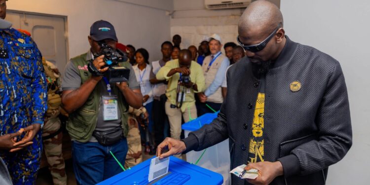 Législatives et communales 2026 : Mamadi Doumbouya vote à Kaloum