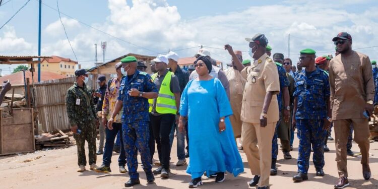 Incendie du grand marché de N’zérékoré : la ministre Fatima Camara aux côtés des sinistrés…