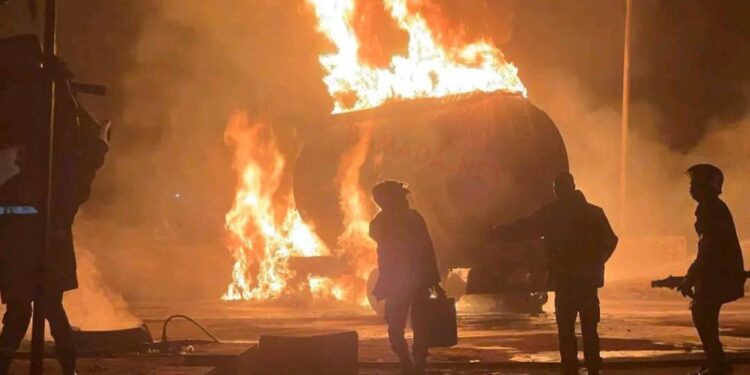 Mamou (Timbo) : un camion-citerne chargé de carburant se renverse et prend feu
