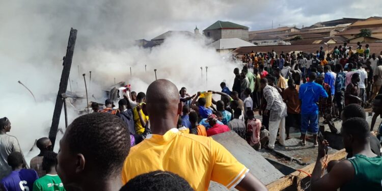 Grand marché de N&rsquo;zérékoré : un incendie cause d’importants dégâts matériels…