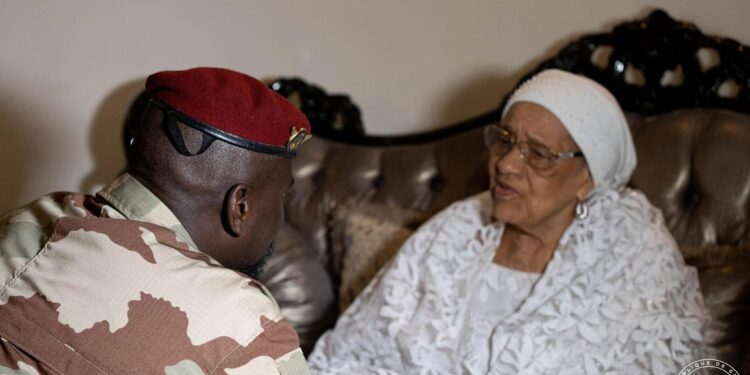 Décès de Hadja Andrée Touré : Mamadi Doumbouya rend hommage à l’ancienne Première dame