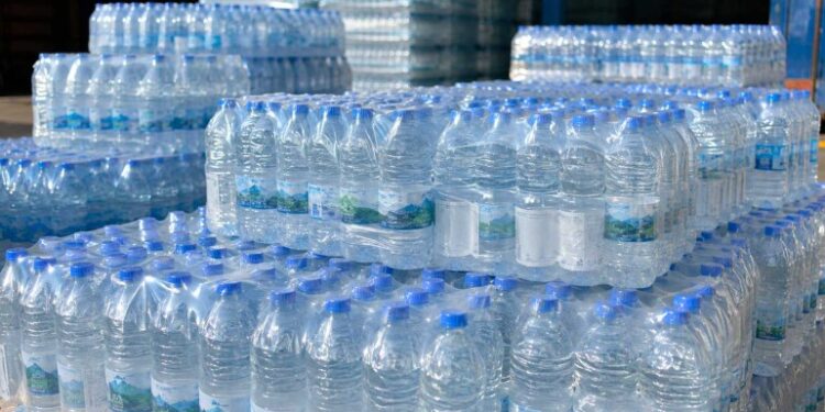 Eau embouteillée : le ministère du commerce met en garde contre les hausses injustifiées des prix